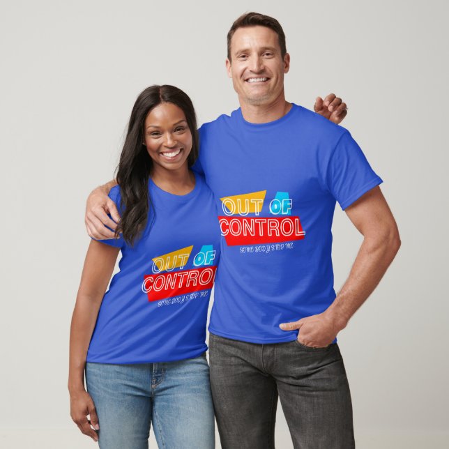 Camiseta Out of Control – Bold Typography Statement Design (Unissex)