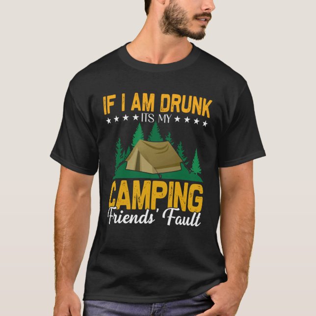 Camiseta outddor camping with friends and drinking in the n (Frente)