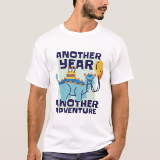 Camiseta Outro Ano Outra Aventura Dinossauro Engraçado