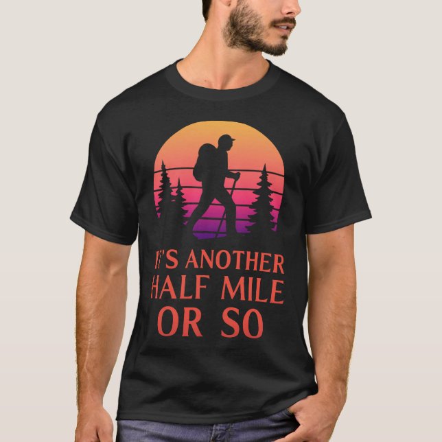 Camiseta Outro Meio Quilômetro Mochileiro Montanhista Camin (Frente)