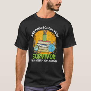 Camiseta Outro Sobrevivente do Ano Escolar O Ano Escolar Ma