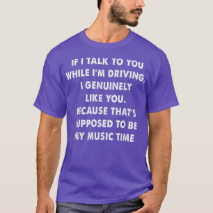 Camiseta ouvindo música enquanto dirigia