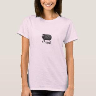 Camiseta Ovelha Negra com Texto "Encontrado"