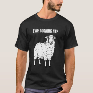 Camiseta Ovelha Olhando Para Fazendeiro de Ovelhas Engraçad