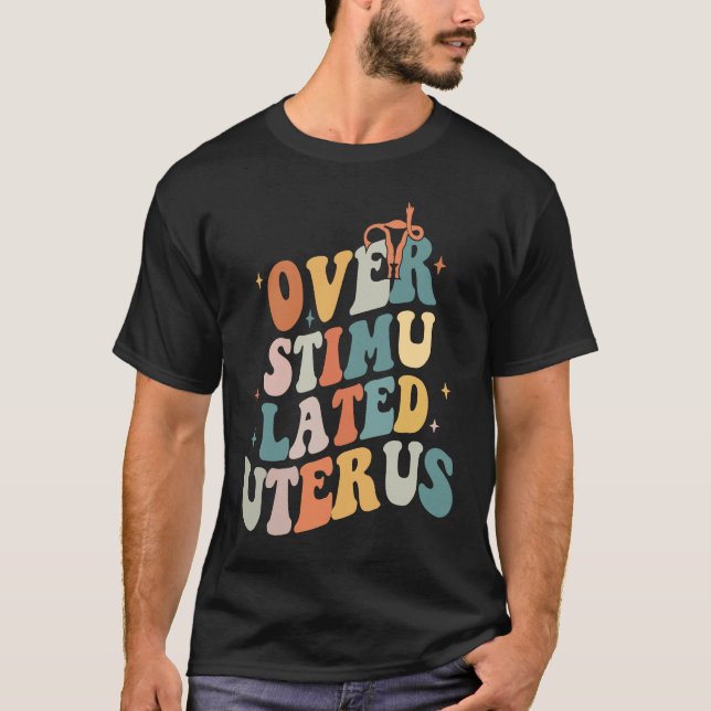Camiseta Overstimulated Uterus Middle Finger Pro Choice Fli (Frente)