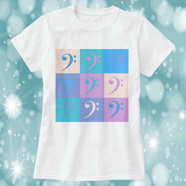 Camiseta Padrão deClave de Fá Música Pastel (A tshirt with a pastel pattern of bass clefs.)