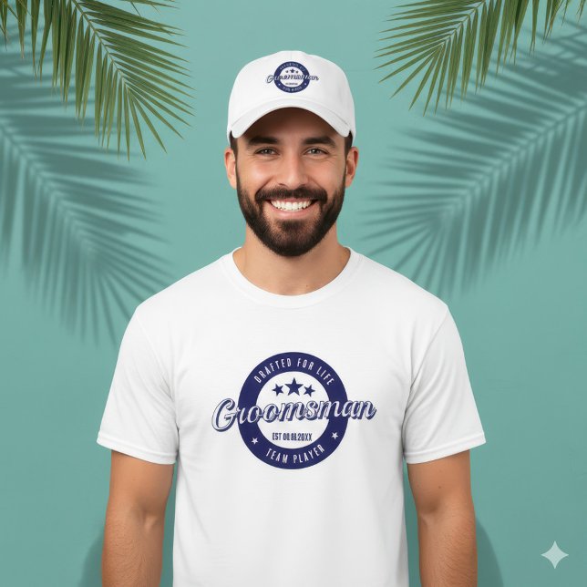Camiseta Padrinho de Casamento com Brasão Circular Azul par (Groomsman Drafted for Life Navy Blue Circular Crest Shirt and Groomsman Sports Style Hat)