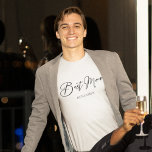 Camiseta Padrinho Personalizado Chic Minimalista Casamento<br><div class="desc">Esta camiseta chic e simples para padrinho apresenta seu nome sob uma tipografia preta elegante. Personalize essas camisetas elegantes e modernas para a festa de casamento ou despedida de solteiro.</div>