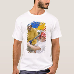 Camiseta Pai com a filha na gaiola de batedura