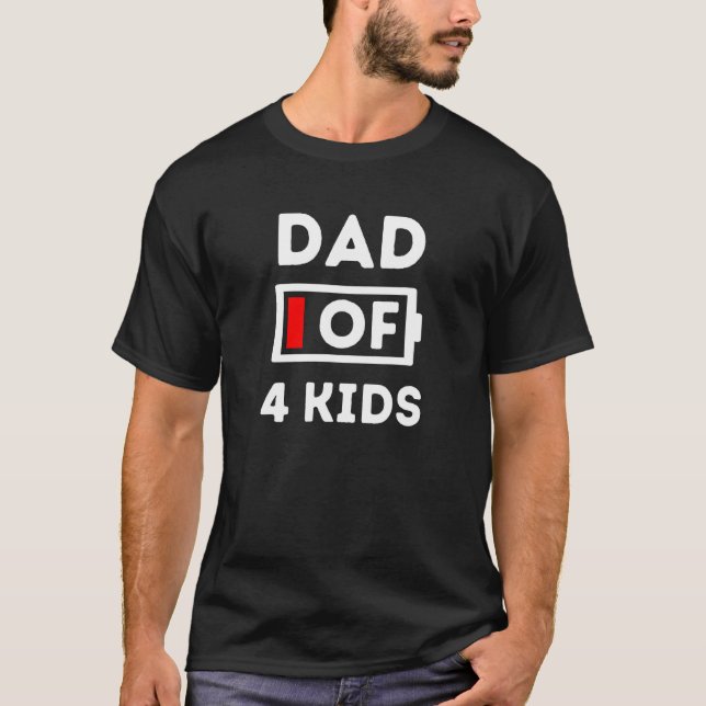 Camiseta Pai de 4 crianças atadas sem bateria deixada pai (Frente)