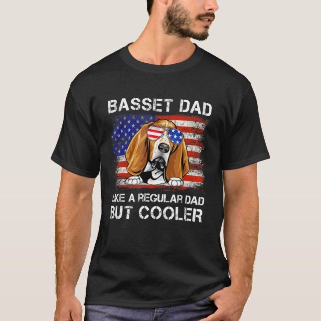 Camiseta Pai De Caça-Basset Como Um Pai Regular Mas Cão Mai (Frente)