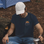 Camiseta Pai de Campo de Combinação Personalizado de Férias<br><div class="desc">Vai a uma família acampar de férias? Personalize estas camping retro camping camisas para toda a família, adicionando seu nome de família ou texto personalizado e o ano da aventura. Espero que não seja apenas sobre o design legal que chamou a atenção, mas o fato de nunca o encontrar, uma...</div>