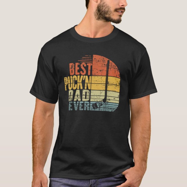 Camiseta Pai de Hóquei Retro Engraçado Melhor Puxado no Pai (Frente)