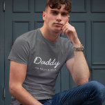 Camiseta Pai | Dia de os pais de Nomes de Crianças de Scrip<br><div class="desc">Design de arte personalizada simples, Pai na moda, em uma tipografia de script manuscrito contemporâneo em um estilo moderno minimalista que pode ser facilmente personalizado com o nome ou mensagem pessoal de seus filhos. O presente perfeito para o seu pai especial no seu aniversário, dia de os pais ou só...</div>