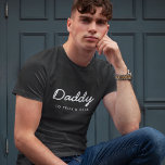 Camiseta Pai | Dia de os pais Preto dos Nomes das Crianças<br><div class="desc">Design de arte personalizada simples, Pai na moda, em uma tipografia de script manuscrito contemporâneo em um estilo moderno minimalista que pode ser facilmente personalizado com o nome ou mensagem pessoal de seus filhos. O presente perfeito para o seu pai especial no seu aniversário, dia de os pais ou só...</div>