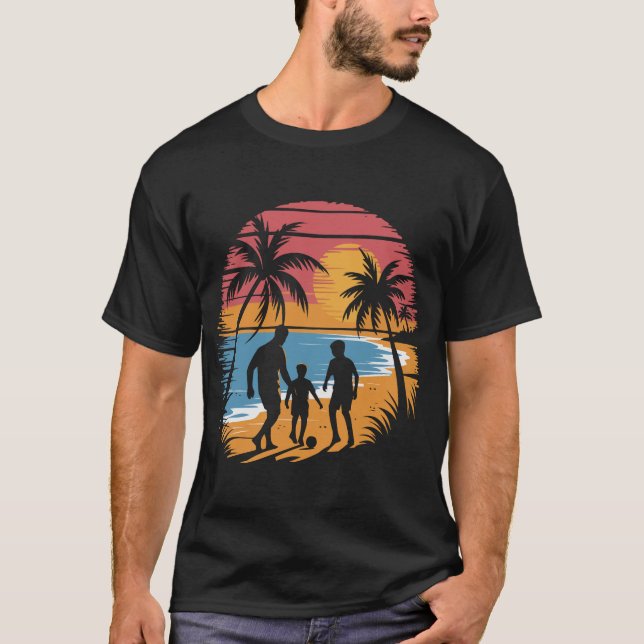 Camiseta Pai e dois filhos jogando futebol na praia (Frente)