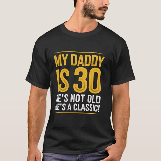 Camiseta Pai Ele não é velho Ele é um clássico da (Frente)