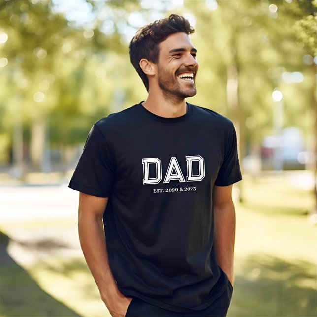 Camiseta Pai Estabelecido Tipografia Moderna Simples Preto (Modern Dad Established bold white college-style typography design. Perfect for Fathers Day!)