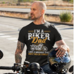 Camiseta Pai Funny Biker Dizendo Dia de os pais de motocicl<br><div class="desc">Procurando um presente de excelente para seu pai de motociclista? então este design de "eu sou um pai de motociclista como um pai normal só muito mais legal" será uma ideia perfeita de presente para ele no seu aniversário, natal ou dia de os pais. Dons engraçados de pai de motocicleta,...</div>