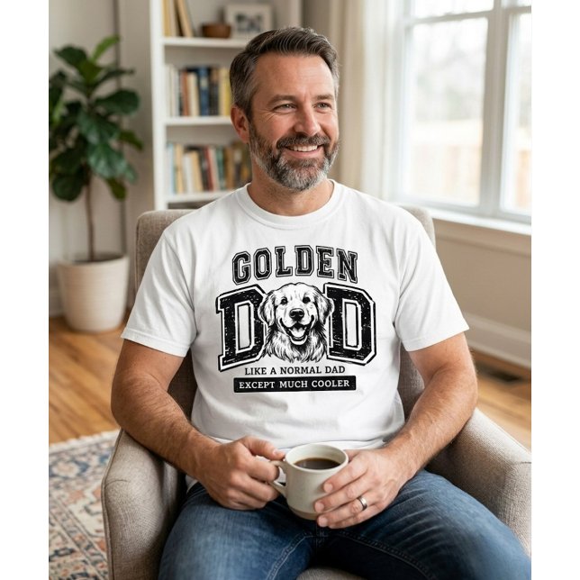 Camiseta Pai Golden Retriever (Man in white Golden Dad shirt holding mug; personalized Golden Retriever Father's Day gift mockup.)