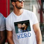 Camiseta Pai Herói e Foto Personalizada para Crianças<br><div class="desc">Pai Herói do pai e Camisa de Foto Personalizada do Filho. O texto está em fontes simples e azuis desenhadas à mão. Adicione sua foto. Você pode transformar pai em pai,  papai,  Papá,  Papanicolau...  presente de excelente para um pai para Dia de os pais,  aniversário ou Natal.</div>