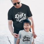 Camiseta Pai Legal Engraçado (Combina com o refrigerador do<br><div class="desc">Padre e filho se uniram mais legal com esta camiseta "Legal do Pai" combina com uma "Menina do Filho", a maneira perfeita de mostrar sua incrível conexão. Perfeito para Dia de os pais, aniversários, ou qualquer ocasião, essas camisetas são incontornáveis para qualquer equipe pai-filho. Encontre camisas de bebês na minha...</div>