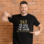 Camiseta Pai Mito Legenda Café Viciado Engraçado<br><div class="desc">Homem pai Mito Lenda Café Viciado Em Camiseta Dia de os pais Engraçada. Camiseta Dia de os pais engraçada com uma citação humorística de Pai,  o Homem,  o Mito,  a Lenda,  o Viciado em Café. O texto está na tipografia ousada moderna.</div>