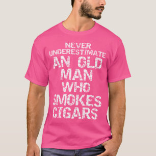 Camiseta Pai Nunca Subestima Um Velho Que Fuma Ciga