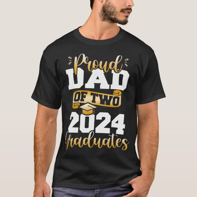 Camiseta Pai Orgulhoso De Dois Formandos 2024 Classe Engraç (Frente)