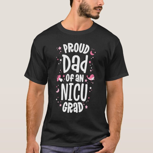 Camiseta Pai Orgulhoso De Um Formando NICU Formando Padre P (Frente)