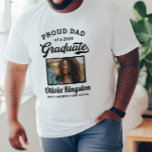Camiseta Pai orgulhoso de uma foto personalizada branca do<br><div class="desc">design de camiseta de graduação "Pai Orgulhoso de um Formando 2025" branco-na moda apresenta uma foto do formando enquadrado em preto com nome simples e clássico, ano de aula e texto do nome da escola que pode ser personalizado para qualquer membro da família. As cores e o estilo da camisa...</div>