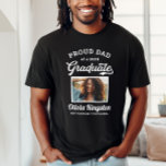 Camiseta Pai orgulhoso de uma foto personalizada preta de F<br><div class="desc">design de camiseta de graduação "Pai Orgulhoso de um Formando 2025" preto-na moda apresenta uma foto do formando enquadrado em branco com nome simples e clássico, ano de aula e texto do nome da escola que pode ser personalizado para qualquer membro da família. As cores e o estilo da camisa...</div>