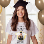 Camiseta Pai Orgulhoso do Formando e Foto e Nome personaliz<br><div class="desc">Celebre a grande conquista do seu formando com esta camisa de graduação personalizada para pais orgulhosos! Projetada para mostrar seu orgulho em estilo, esta camisa apresenta uma foto personalizada, o nome do formando e a escola. É a roupa perfeita para as cerimônias de graduação, festas e operações fotográficas. Seja você...</div>