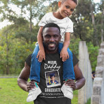 Camiseta Pai Ortográfico Personalizado Do Formando | Foto<br><div class="desc">Pai moderno e orgulhoso dos camisetas formandos, com uma fotografia e um texto modelo com a seguinte redação: "PAI ORGULHOSO DO FORMANDO, SEU NOME, KINDERGARTEN/SCHOOL/COLLEGE E CLASSE DE". Eles são facilmente editados e podem ser personalizados para dizer que, mãe, pai, tia, tio, avô, irmã, irmão e muito mais, todos os...</div>