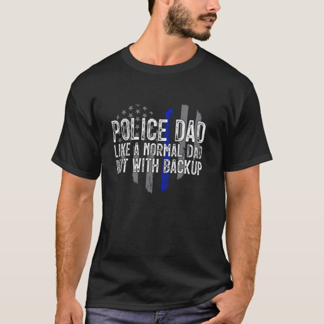 Camiseta Pai policial como um pai normal, mas com backup (Frente)