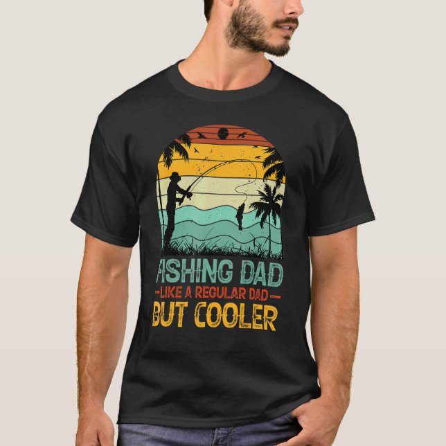 Camiseta Pai que Pesca Como um Pai Normal Mas Mais Fixe (Frente)