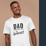 Camiseta Pai que seja o Dia do Pai Mais Bravo<br><div class="desc">Pai que você seja a camisa do dia do pai mais corajoso. Camiseta de pai mais corajosa. O texto é tipografia negra moderna. Você pode alterar qualquer texto ou apagá-lo. Um presente perfeito para um pai ou novo papai no dia ou aniversário do Pai.</div>