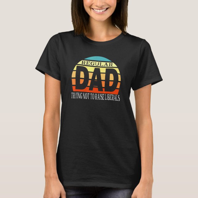 Camiseta Pai Regular Tentando Não Levantar Bandeira Liberal (Frente)