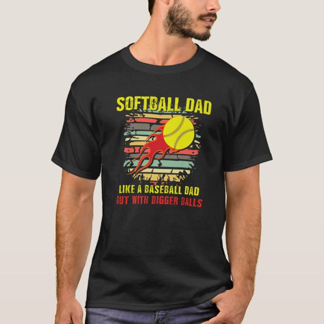 Camiseta Pai Softball Mens Como Um Pai De Baseball Mas Com  (Frente)