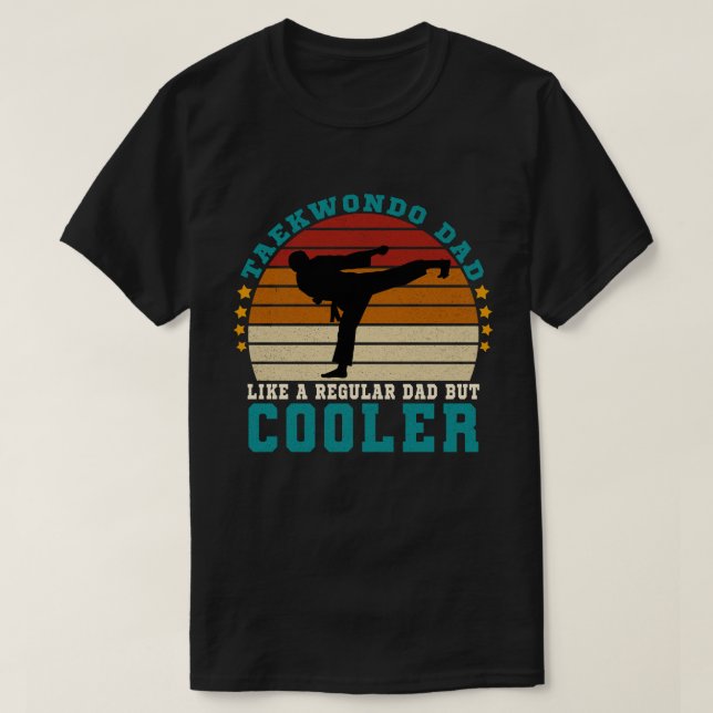 Camiseta Pai Taekwondo como um Pai normal, mas mais legal (Frente do Design)
