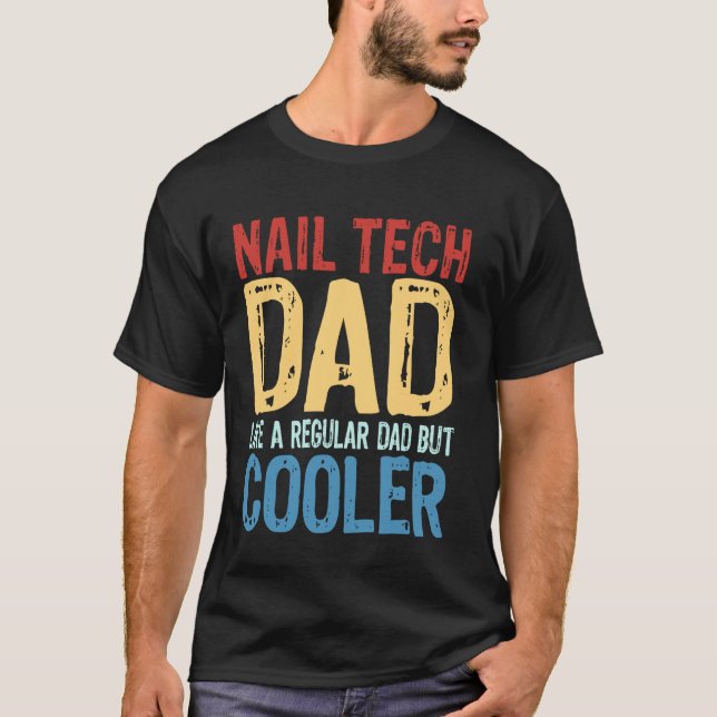 Camiseta Pai Técnico de Unhas - Como um Pai Normal, mas Mai (Frente)