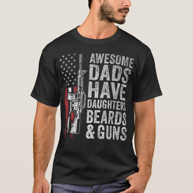 Camiseta Pais Incríveis Têm Filhas Barbas E Armas (Frente)