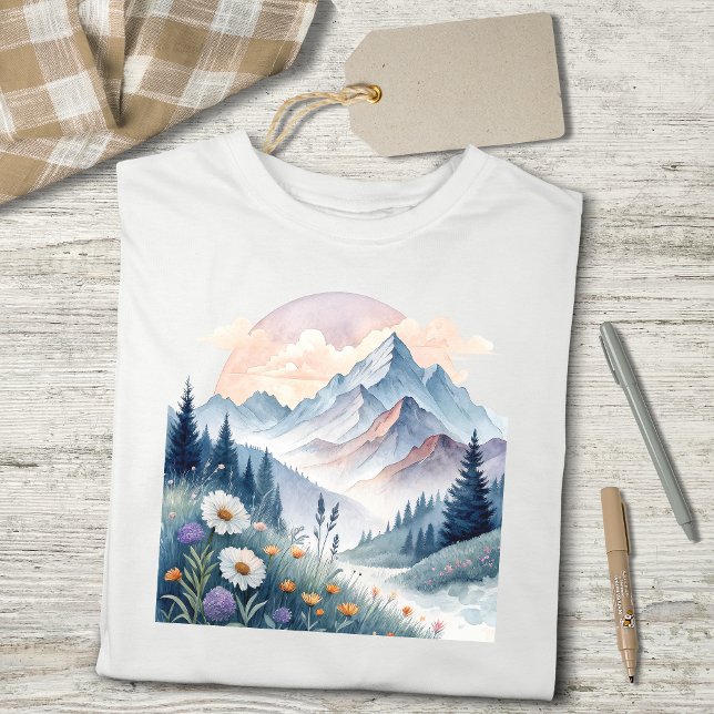Camiseta Paisagem alpina com flores selvagens (Criador carregado)