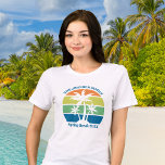 Camiseta Palmeiras Tropicais Personalizáveis<br><div class="desc">Estas camisas solares de praia tropical legal e personalizada apresentam 3 palmeiras silhuetadas contra um céu laranja e azul acentuadas com amarelo e verde na costa. Personalize para camisetas de manutenção da viagem da família de excelentes para sua fuga costeira nas férias de primavera ou de verão ou cruzeiro oceânico....</div>