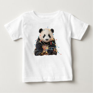 Camiseta Panda Fofa Enroscado em Luzes de Natal