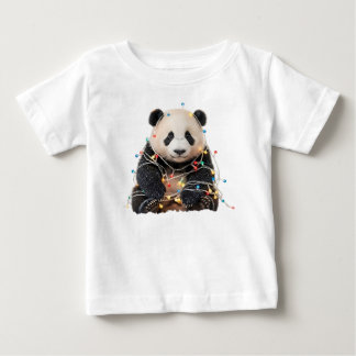 Camiseta Panda Fofa Enroscado em Luzes de Natal