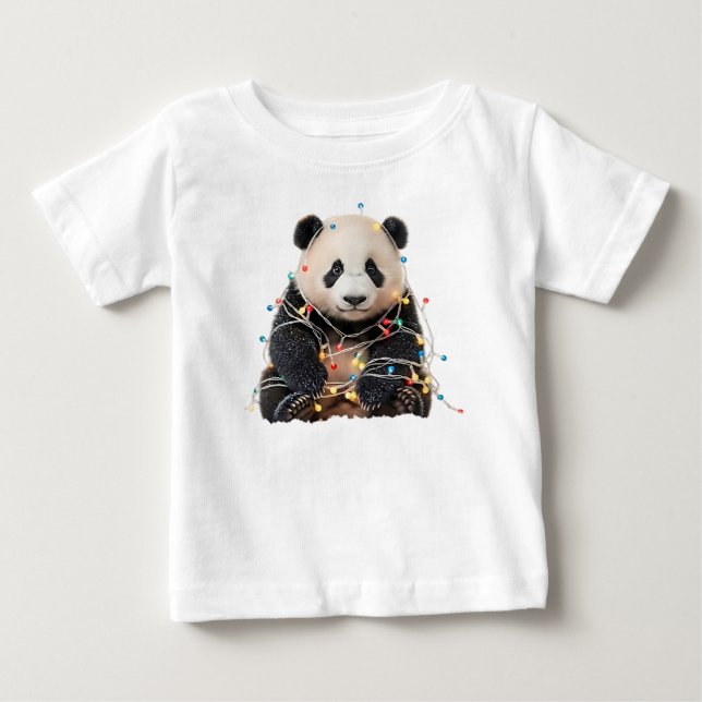 Camiseta Panda Fofa Enroscado em Luzes de Natal (Frente)