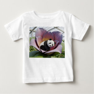 Camiseta Panda Fofo Dormindo Dentro de Flor Exótica Gigante