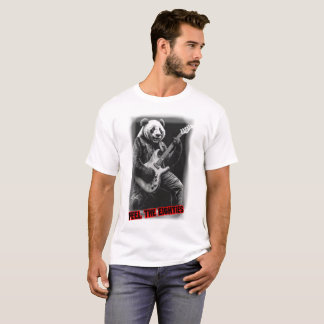 Camiseta Panda tocando violão em um fundo preto