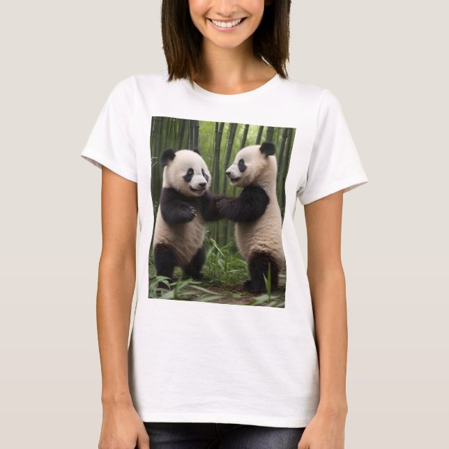 Camiseta Pandas Bebês Jovens Em Uma Floresta De Bambu, Cami (Frente)